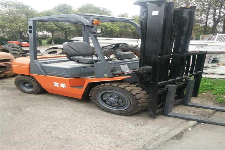 當(dāng)叉架上荷載過重會引起車尾翹起，此時(shí)讓人員站在濟(jì)寧合力叉車一端利用體重充當(dāng)平衡配重，結(jié)果在提升貨品時(shí)車尾突然上翹致使人員跌傷